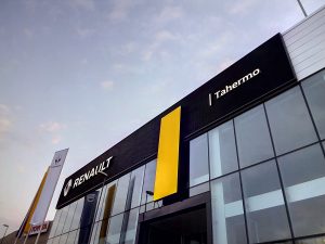 Vista de la fachada Renault Tahermo construída por constructora Comoli Málaga